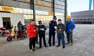 深入口岸码头一线开展普法宣传活动