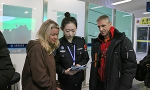 警旗映国门 法治护边关