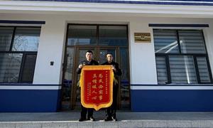 锦旗映初心 服务暖民心