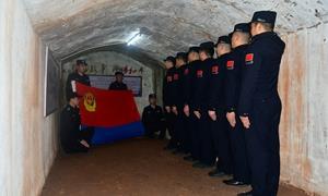 警徽映边关 誓言守平安