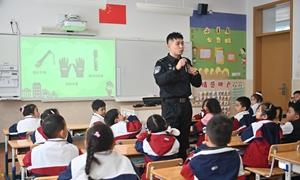 这堂警察节的安全课有点暖