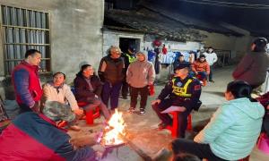 围炉话平安 普法暖民心