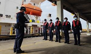 钦州边检高效护航  元旦口岸“热”运转