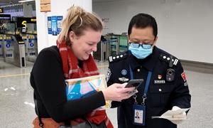 桂林边检站元旦坚守国门一线保障旅客顺畅通关