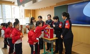女警“木兰警务队”护校安园暖童心