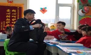 “童画”传心意 萌娃送祝福