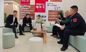 小区停车起纠纷 民警巧解“划痕结” 