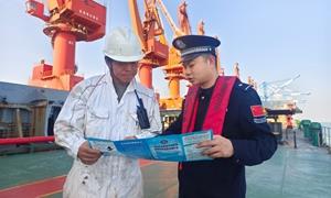 北海边检站开展“法润港区 法治同行”普法宣传活动