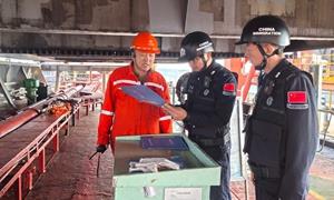 警旗耀国门 坚守庆佳节