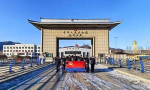 警旗映国门 藏蓝践初心