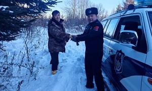 极寒雪野中的暖心救援