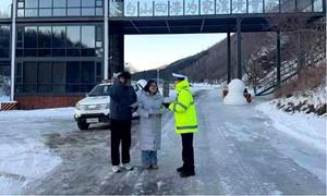 警灯映雪暖旅途