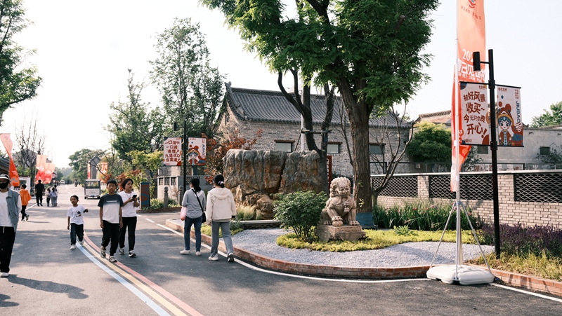 周末游人到九堡村游玩（刘胜利摄）.jpg