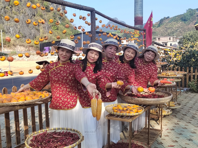 游客打卡尚柿园    涂昆摄.jpg
