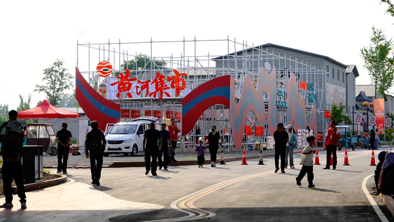 九堡村黄河市集游人如织（刘胜利摄）.jpg