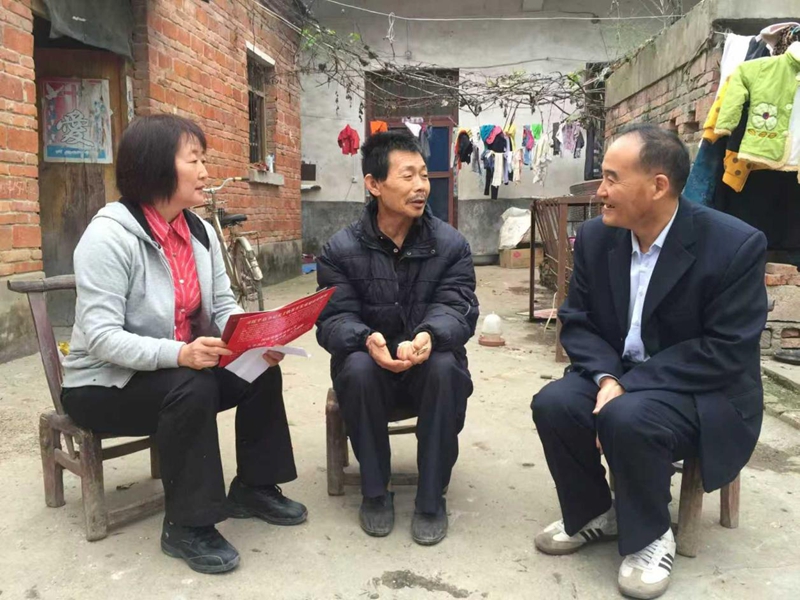 宋瑞走进村民家中了解情况3.jpg