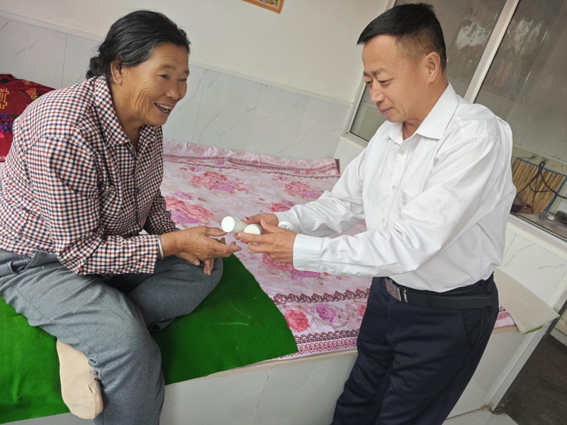 第一书记李利民向赵亮梅老人赠送药品1.jpg