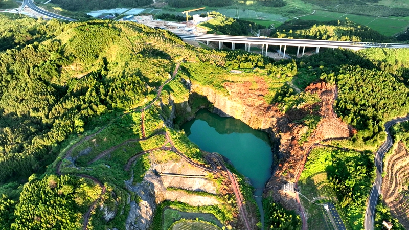 元坑镇九村村翡翠山矿坑.jpg
