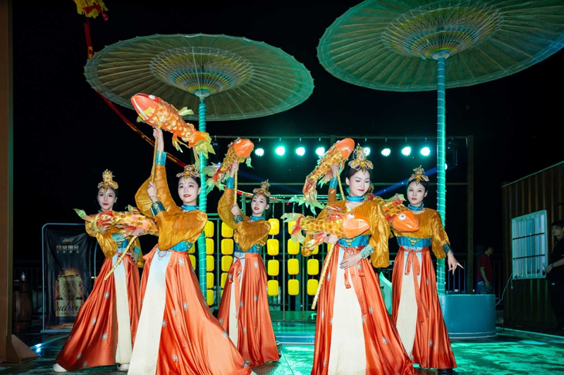 大宋烟火民俗游园会上，精彩的表演轮番上演.jpg