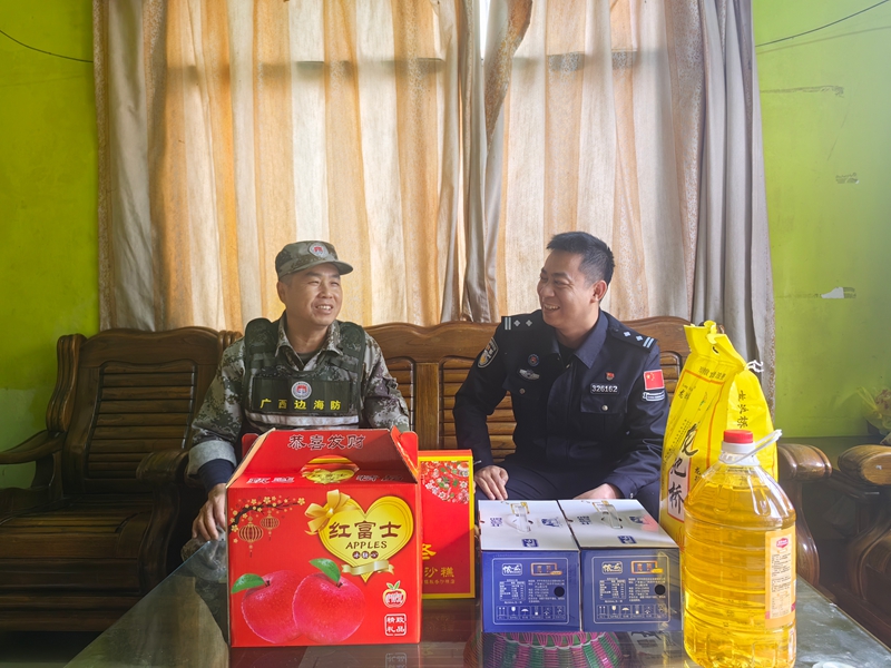 图为黄民所长到护边员家中开展慰问 (1).jpg