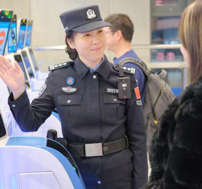 皇岗边检站民警陈颖引导旅客正确“刷脸”便捷通片1.jpg