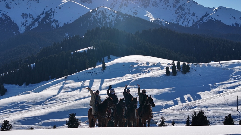游客在银装素裹的一万泉景区纵马驰骋。叶尔那·胡麻尔 摄.jpg