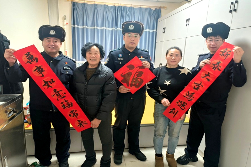 翰墨飘香暖警营21.jpg