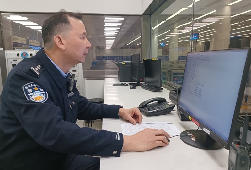 皇岗边检站民警刘富国在前台勤务排班时科学调派各岗位警力1.jpg