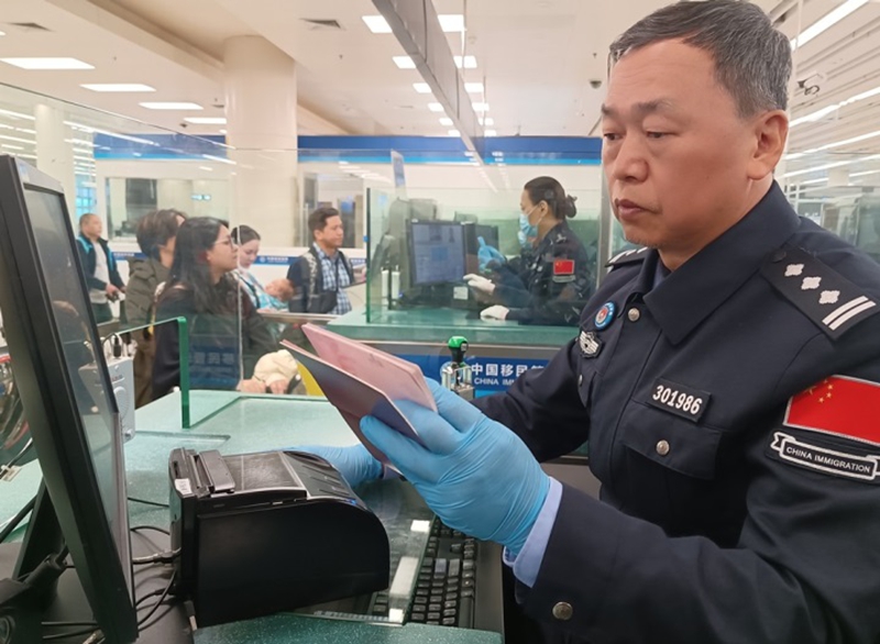 皇岗边检站民警龙仕新高效快捷为经福田口岸出境旅客办理查验手续1.jpg