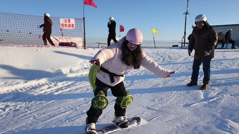 在奇台农场三十连维啦滑雪场，游客正在体验冰雪项目。曹宇婷 摄.jpg