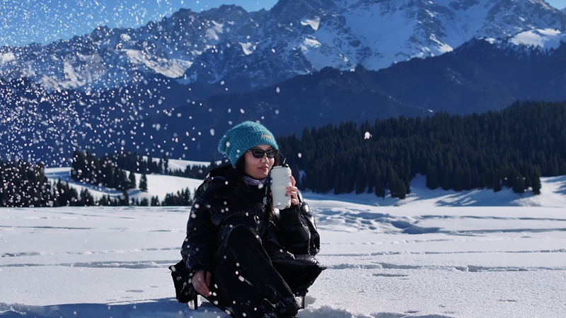 游客置身奇台农场一万泉景区，品尝一杯热咖啡，尽享冬日静谧。叶尔那·胡麻尔  摄.jpg