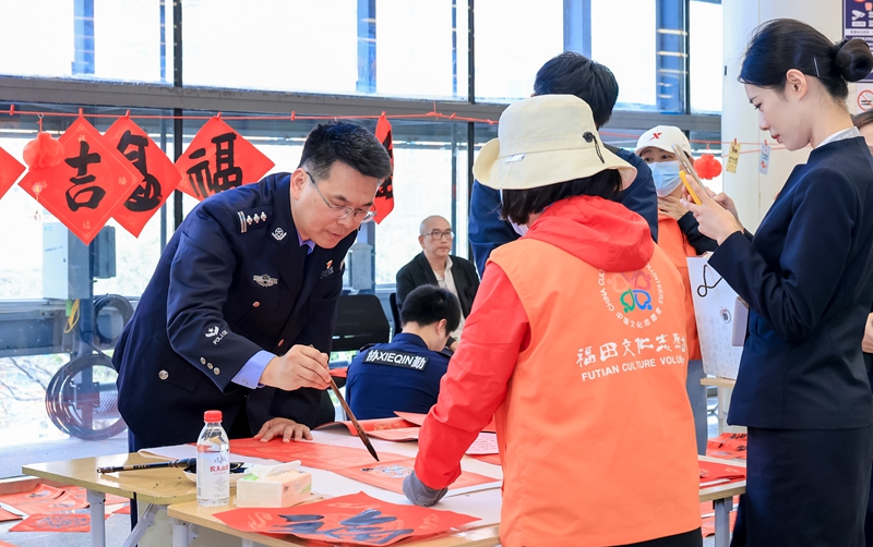 皇岗边检站民警现场为出入境旅客手写春联1.jpg