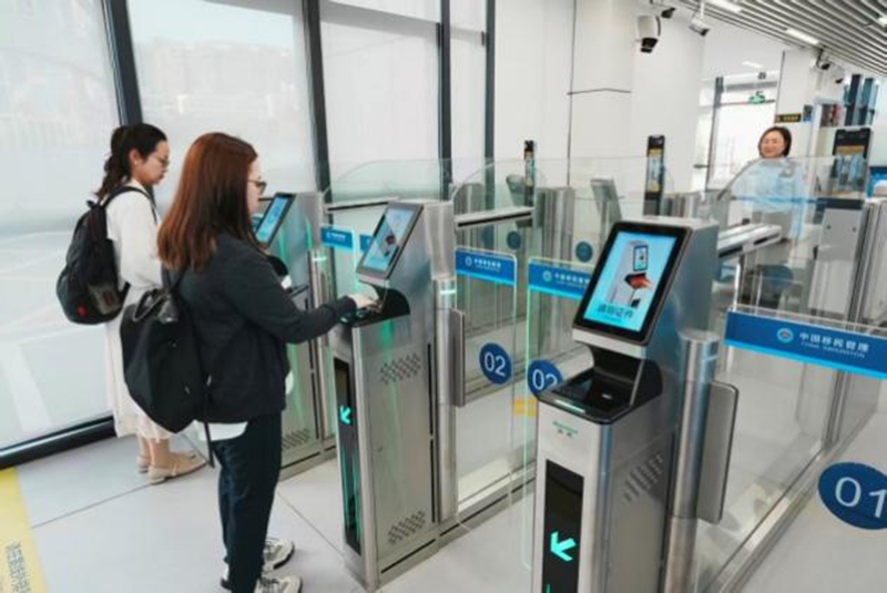 科研人员经福田保税区“一号通道”智能快捷通道通关1.jpg