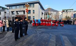 雪漫长白守岁华