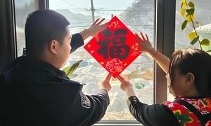 长川边境检查站开展“迎新春 贴春联”主题活动