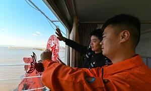 边检送福迎新春 温情满舱暖航程