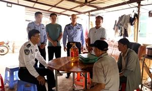 三亚边检站到扎南村开展春节走访慰问活动