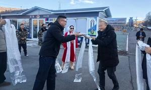 风雪千里送温情 丹心墨韵润高原