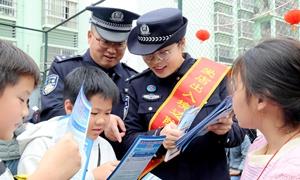 普法迎春暖边关 警民同心筑平安