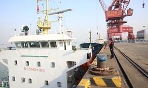 昼夜坚守护航“黄金水道”