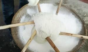 炊烟起，米香浓，一起打糍粑过个热闹年