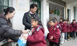 国门温情跨山海 爱心课堂进苗乡 点亮三江学子求学路