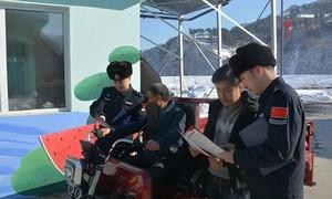 寒江映警徽 共治护边关