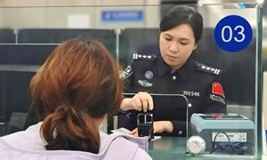 国门玫瑰别样红 相隔五千公里的“双警”约定