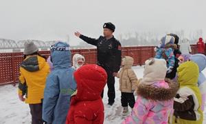 雪润童心 情暖边关