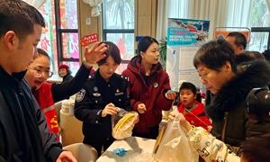 马年添喜，国门送暖！宁波边检站“滨果集市”精准护航新春出行