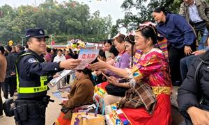 节日“警”相随 护航边关歌坡节