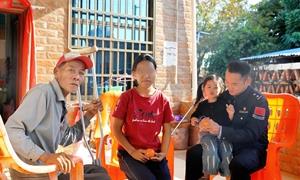 八所边检站为特殊儿童家庭送温暖