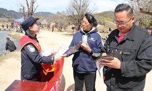 法治年货进景区 平安守护伴旅途