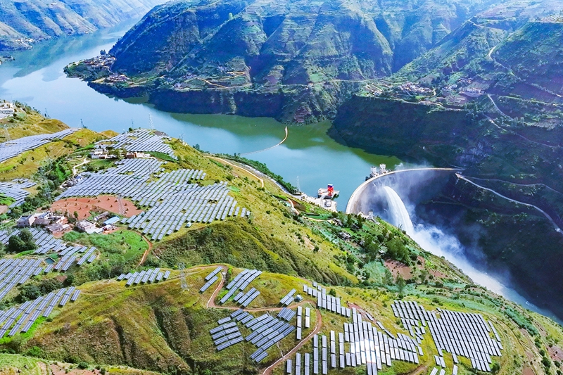 崇山峻岭中的象鼻岭水电站和光伏电站在阳光下交相辉映。（杨平贵 摄）.jpg